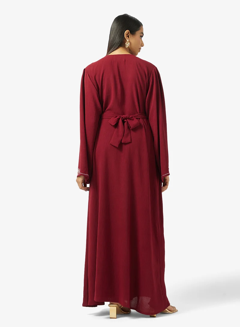 هيا كلوزيت جلابية مزينة بتطريز زهري وحزام